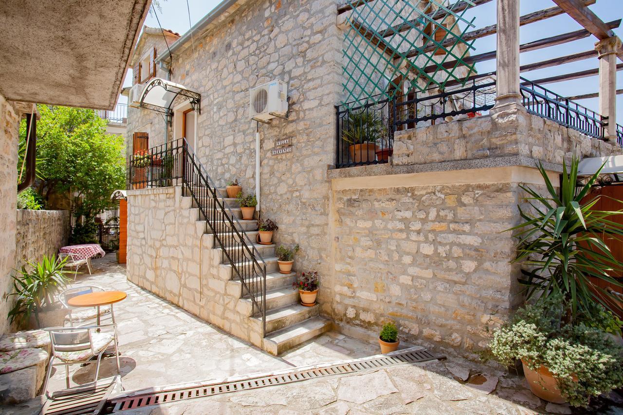 Apartments Villa Serventi Tivat Bagian luar foto